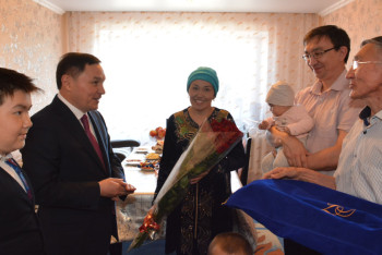 Фотография к новости: Многодетную семью единственного в Акмолинской области детского нейрохирурга посетил аким