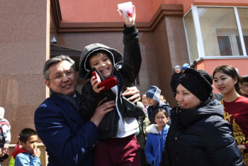 Фотография к новости: Бахыт Султанов вручил ключи от квартир 24 многодетным семьям 