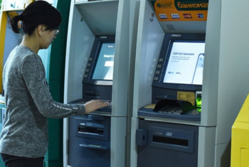 Фотография к новости: Казахстанцы стали отправлять денежные переводы реже, но больше 