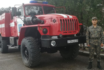 Фотография к новости: Сержант Нацгвардии вынес 4 газовых баллона из горящего помещения в селе под Алматы 