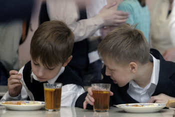 Фотография к новости: В Казахстане списки школьников, питающихся бесплатно, нужно расширить — эксперт 