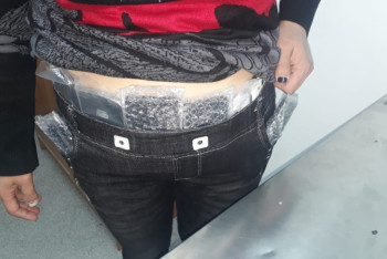 Фотография к новости: Примотанными к телу смартфонами удивила казахстанка пограничников