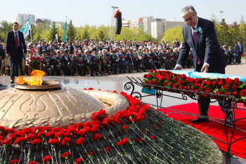 Фотография к новости: Президент возложил цветы к монументу Отан қорғаушылар в Нур-Султане