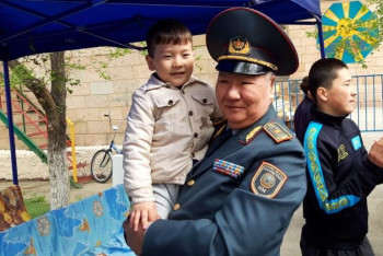 Фотография к новости: Делегация МВД побывала в детском доме и доме престарелых в Атырау