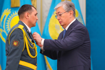 Фотография к новости: Токаев вручил награды защитникам Отечества