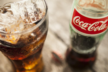 Фотография к новости: От сомнительного лекарства до самого продаваемого напитка: История Coca-Cola 