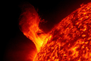 Фотография к новости: Солнце может "обстрелять" Землю дождём из плазмы