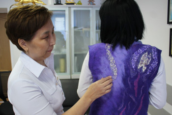 Фотография к новости: Войлоковаляние помогло актюбинке побороть тяжёлую болезнь