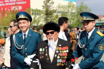 Фотография к новости: Токаев поздравил казахстанцев с Днем Победы