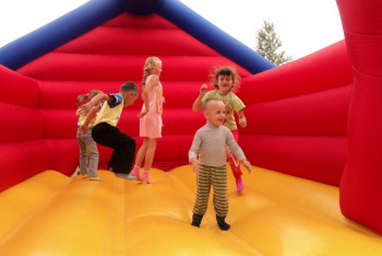 Фотография к новости: Детей едва успели спасти из падающего батута в Актау