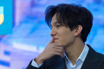 Фотография к новости: Димаша удивили китайские фонтаны с его изображением