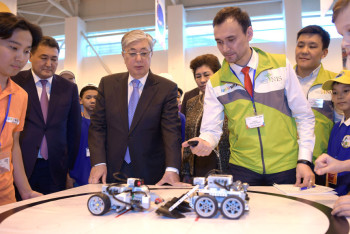 Фотография к новости: Президент побеседовал с учениками павлодарской Назарбаев Интеллектуальной школы