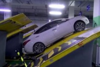 Фотография к новости: Вертикальную парковку придумали в Китае 