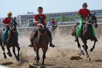 Фотография к новости: Любимица павлодарцев кобыла Пресанелла выиграла скачки в честь Дня Победы.