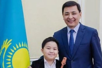 Фотография к новости: Аким ЗКО подарил домбру Ержану Максиму 