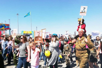 Фотография к новости: С возложения цветов к Обелиску Славы начались праздничные мероприятия в Талдыкоргане