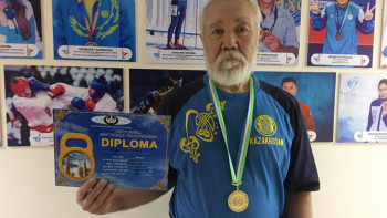 Фотография к новости: Пенсионер из Кокшетау стал чемпионом мира по гиревому спорту в Узбекистане