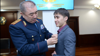 Фотография к новости: Ерлан Тургумбаев пообещал школьнику, спасшему ребенка в Астане, квоту на обучение в Академии МВД