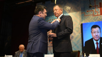 Фотография к новости: Жансеиту Туймебаеву вручили медаль датского историка Вильгельма Томсена