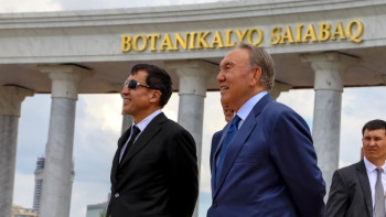 Фотография к новости: Глава государства посетил столичный ботанический сад