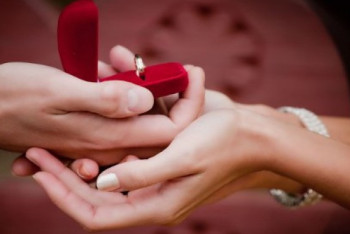 Фотография к новости: Астанчанин сделал предложение девушке, выстроив надпись из 63 машин 