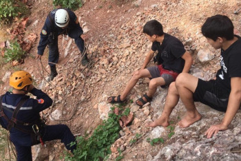 Фотография к новости: Двух туристов сняли со скалы спасатели на юге страны 