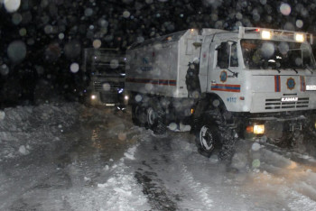 Фотография к новости: Спасатели эвакуируют граждан из авто, застрявших на трассах Жамбылской области