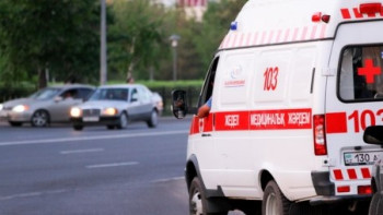 Фотография к новости: Учителя и пятерых учеников доставили в больницу из школы в Уральске