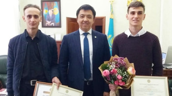 Фотография к новости: Двоих актюбинцев наградили за помощь в эвакуации жителей горевшей многоэтажки 