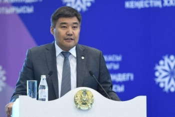 Фотография к новости: Зачем вгонять в долговую кабалу родителей - Дархан Калетаев обратился к молодёжи