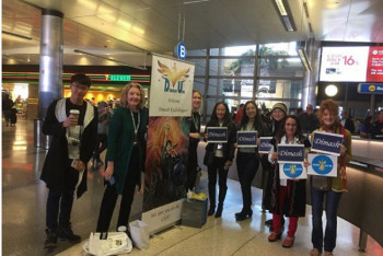 Фотография к новости: Фанатка Димаша расплакалась при встрече с ним в Лос-Анжелесе