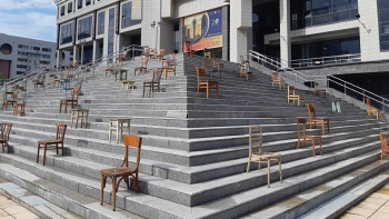 Фотография к новости: Старые стулья и табуреты выставили перед библиотекой в Астане 