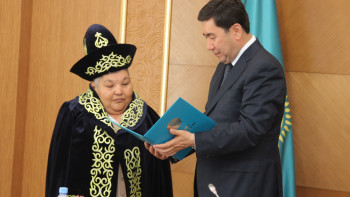 Фотография к новости: Ключи от квартиры вручил Карипбеку Куюкову аким Карагандинской области