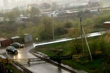 Фотография к новости: Ураган снёс деревья и подъёмный кран в Петропавловске 