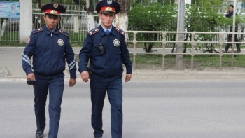 Фотография к новости: На пешее патрулирование перешли костанайские полицейские