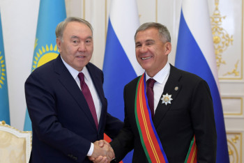 Фотография к новости: Глава государства наградил президента Татарстана орденом "Достык" 