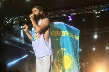 Фотография к новости: Казахстанская фанатка попала в прямой эфир Джареда Лето