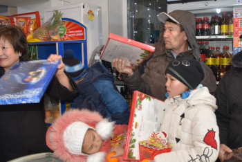 Фотография к новости: "Полки добра" появились в магазинах города Текели