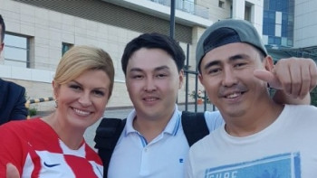 Фотография к новости: Она простой человек - казахстанцы о селфи с президентом Хорватии