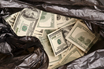 Фотография к новости: Пакеты с пачками евро и долларов: что нашли при обыске квартиры Анарбека Карашева