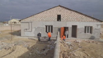 Фотография к новости: В Мангистау бывших осуждённых привлекают к строительству домов 