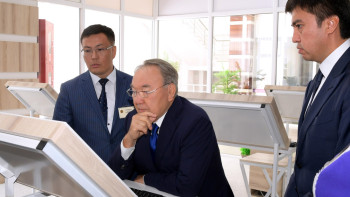 Фотография к новости: Нурсултан Назарбаев не дал Габидулле Абдрахимову выступить с докладом