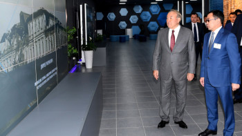 Фотография к новости: Назарбаеву представили макет Алматы в 3D-проекции