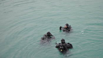 Фотография к новости: Водолазы проводят учения в ледяной воде Каспийского моря