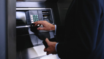 Фотография к новости: Казахстанцы чаще обналичивают деньги через банкоматы - исследование