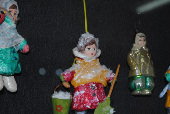 Фотография к новости: Какими были новогодние украшения в 19 веке, узнали семейчане