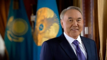 Фотография к новости: Назарбаев поздравил российского нейрохирурга Александра Потапова с 70-летием