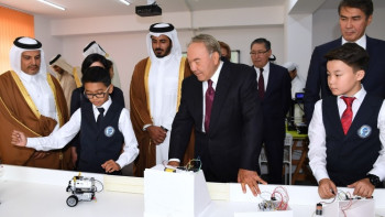 Фотография к новости: Назарбаев посетил подаренную катарцами школу в Астане