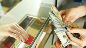 Фотография к новости: За полгода казахстанцы переправили друг другу 32 млрд тенге внутри страны 