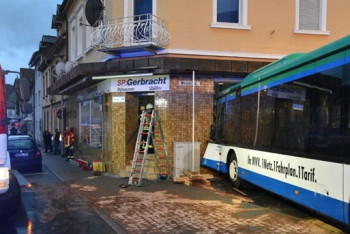 Фотография к новости: Автобус с пассажирами едва не въехал в частный дом в Атырау 